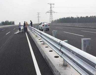 北京三波护栏板安装案例